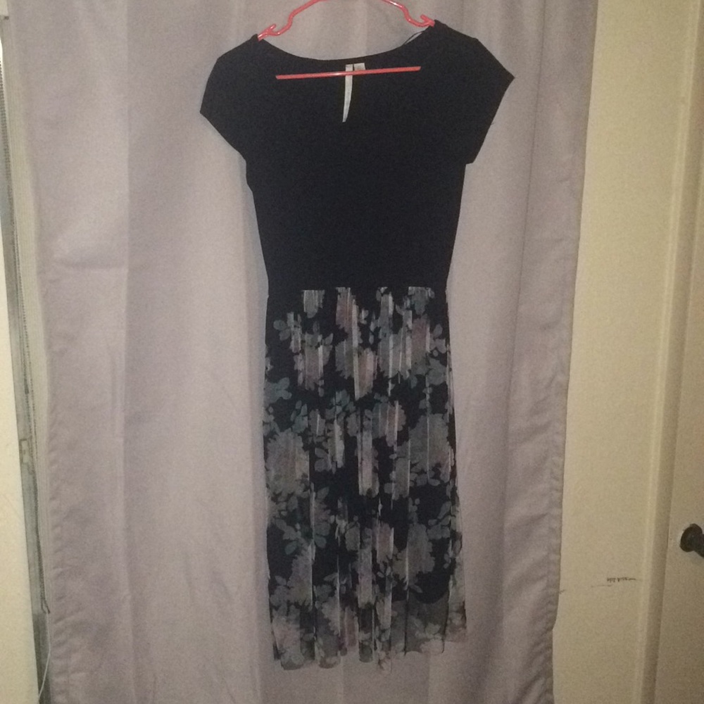 Scoop neck flower dress
